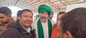 यमुना टाइम्स के संपादक राकेश भारतीय से बातचीत करते किसान नेता राकेश टिकैत